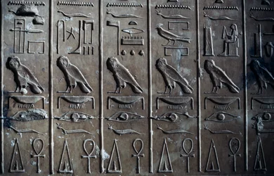 Bas-relief avec hiéroglyphes représentant le dieu Horus sous forme de faucon et ankh, symbole de la vie, Temple de Séthi Ier, ou Grand Temple d