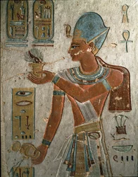 Antiquités égyptiennes : le pharaon Ramsès Ier (1320-1310 av. J.-C.) offre de l