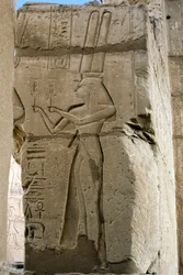 Détail de reliefs représentant la déesse Hathor tenant des sistres dans ses mains. Temple funéraire dédié au pharaon Ramsès II (1279-1213 av. J.-C.), site du Ramesseum à Louxor, Égypte