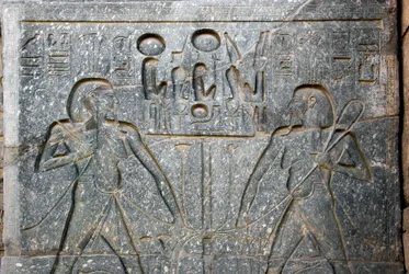 Antiquité égyptienne : détail de la base de la statue du pharaon Ramsès II (1292-1186 av. J.-C.) représentant l