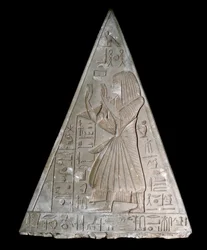 Antiquité égyptienne : pointe de pyramide de la chapelle de Ramose décorée de la représentation du défunt adorant Re-Atum, divinité du soleil couchant. 19ème dynastie (1295-1190 av. J.-C.) Deir el-Medineh Dim. h. 70 cm Turin, Égypte