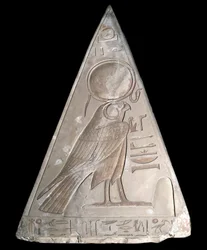 Antiquité égyptienne : pointe de pyramide de la chapelle de Ramose décorée de la représentation de Ra-Harakte