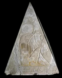 Antiquité égyptienne : pointe de pyramide de la chapelle de Ramose décorée de la représentation de Re-Atum, divinité du soleil couchant. XIXe dynastie (1295-1190 av. J.-C.) Deir el Medineh. Turin, musée égyptien