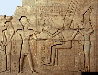 Antiquité égyptienne : relief représentant le pharaon Ramsès II devant deux divinités de la triade thébaine, Amon et Mout ; temple funéraire dédié au pharaon Ramsès II (1279-1213 av. J.-C.), site du Ramesséum à Louxor, Égypte.
