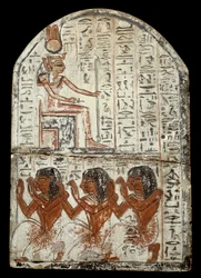 Stèle par le sculpteur Ken, artisan à Deir el Medineh : représentation de la déesse Renenoutet (serpent de nourriture). Époque Ramsès II (1290-1224 av. J.-C.)