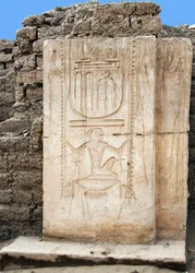 Antiquité égyptienne : stèle du pharaon Ramsès II (1279-1213 av. J.-C.) avec vœu de longévité, Temple funéraire qui lui est dédié, site de Ramasseum à Louxor, Égypte.
