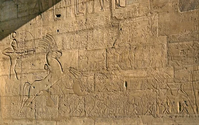 Antiquité égyptienne : vue des reliefs célébrant les exploits de Ramsès II lors de la bataille de Qadesh en 1274 av. J.-C., temple funéraire dédié au pharaon Ramsès II (1279-1213 av. J.-C.), site du Ramesséum à Louxor, Égypte.