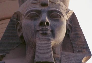 Visage de la statue de Ramsès II assis, Nécropole thébaine (Liste du patrimoine mondial de l