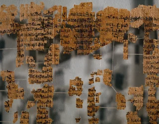Fragments du Papyrus de Turin, également connu sous le nom de Papyrus des Rois ou Canon Royal Papyrus, environ 41 x 170 cm, probablement datant du règne de Ramsès II de Thèbes, Civilisation égyptienne, Nouvel Empire, Dynastie XIX