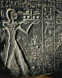 Statue en granit représentant le prince Merneptah en adoration, dédiée au dieu Ptah