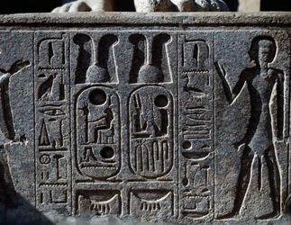 Hiéroglyphes, détail du sabot de la statue colossale du roi, Cour de Ramsès II, Temple d