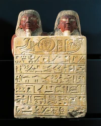 Stèle calcaire de Dydy et de son fils Pendua, maîtres charpentiers, offrant un hymne au dieu soleil Râ, de Deir el-Médina