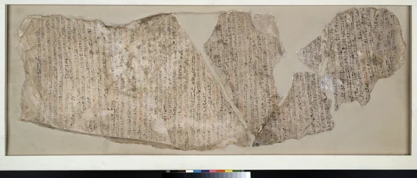 Ostracon, inscrit en hiératique en noir et rouge avec une grande partie de l