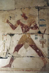 Relief peint représentant un pharaon, Temple de Ramsès II, Abydos, Égypte, Civilisation égyptienne, Nouvel Empire, XIXe dynastie (photo)