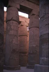 Colonnes de papyrus avec des chapiteaux en bouton dans la salle hypostyle du temple d