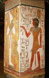 Pilier représentant Osiris et un prêtre portant une peau de panthère, de la Tombe de Néfertari, Nouvel Empire