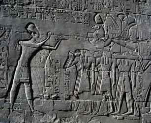 Ramsès II faisant des sacrifices devant le bateau sacré, relief, murs intérieurs de la Grande Salle Hypostyle, complexe du temple de Karnak (Liste du patrimoine mondial de l