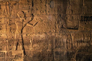 Ramsès II faisant des sacrifices devant le bateau sacré, Karnak, Égypte