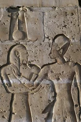 Relief représentant le Pharaon avec le dieu Horus, portique du Temple de Séthi Ier