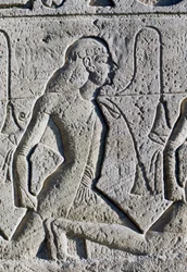 Relief représentant des prisonniers noirs et asiatiques de la bataille de Kadesh, détail de la base des trônes sur la façade du Grand Temple de Ramsès II, Abou Simbel (Liste du patrimoine mondial de l