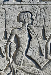 Relief représentant un prisonnier de la bataille de Kadesh, détail de la base des trônes sur la façade du Grand Temple de Ramsès II, Abou Simbel (Liste du patrimoine mondial de l