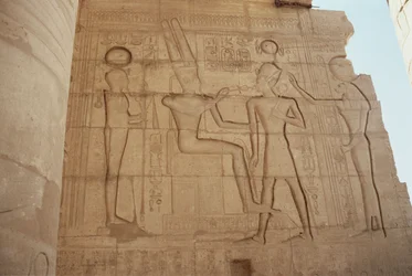 Relief représentant la déesse à tête de lionne Mout présentant Ramsès II à un Amon trônant, qui lui donne un ankh, de la Grande Salle Hypostyle, Nouvel Empire