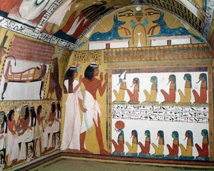 Sennedjem et sa femme face à un naos contenant douze divinités, du mur ouest de la tombe de Sennedjem, Village des Ouvriers, Nouvel Empire
