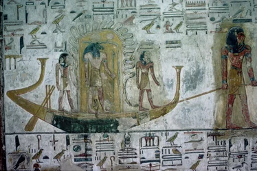 Le dieu soleil Râ dans le bateau de nuit, protégé par des serpents, remorqué sur les eaux sous la terre, Nouvel Empire, vers 1318 av. J.-C.