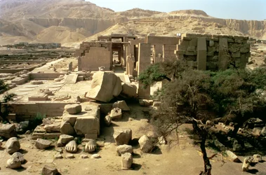 Vue du sommet du premier pylône montrant le colosse tombé de Ramsès II (1279-1213 av. J.-C.) dans la première cour, Nouvel Empire