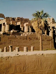 Mur de Ramsès II et le temple de Thoutmôsis