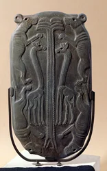 Palette représentant quatre chiens et deux girafes avec un palmier, période thinite