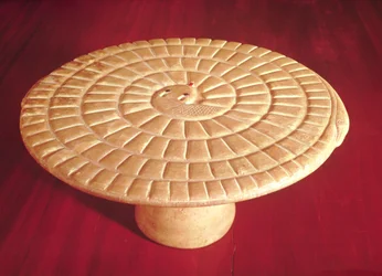 Plateau de jeu en forme de serpent utilisé pour le jeu mehen, période thinite