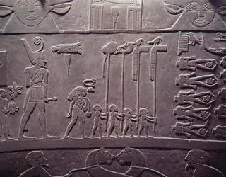 La palette de Narmer : palette cérémonielle représentant le roi Narmer, portant la couronne rouge de la Basse-Égypte, inspectant des prisonniers liés et décapités, trouvée à Hieraconpolis, Période dynastique précoce, vers 3000 av. J.-C.