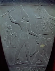 La palette de Narmer : palette cérémonielle représentant le roi Narmer, portant la couronne blanche de Haute-Égypte, frappant un prisonnier, trouvée à Hiérakonpolis, période dynastique archaïque, vers 3000 av. J.-C.