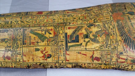 Détail du couvercle extérieur du cercueil de la momie de Nesyamun, peut-être trouvée à Deir El-Bahri, Nouvel Empire, c.1100 av. J.-C. (bois peint)