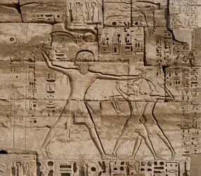 Antiquité égyptienne : détail des reliefs célébrant les victoires du Pharaon sur les peuples de la mer. Temple funéraire de Ramsès III (1187-1156 av. J.-C.). Louxor, Medinet Habou, Égypte