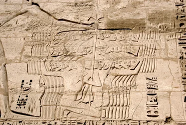Détail des reliefs du premier pylône représentant la capture de combattants appartenant aux peuples de la mer, ennemis de Ramsès III. Temple funéraire de Ramsès III (1187-1156 av. J.-C.). Louxor, Medinet Habou, Égypte