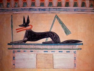 Anubis à tête de chacal, dieu de la momification. Paroi de la tombe du prince Khaemweset II (décoration en calcaire peint, XXe dynastie)