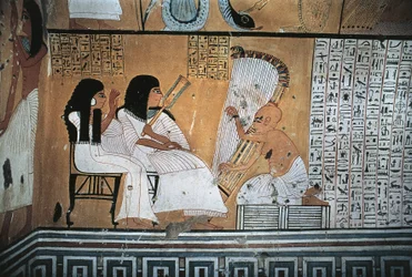 Peinture murale de Khai-Inherkha et sa femme regardant un harpiste aveugle