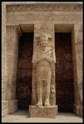 Une des figures debout de Ramsès III (c.1184-1153 av. J.-C.) en tant que dieu Osiris, côté est de la première cour ou, la Salle des Apparitions, du Temple funéraire de Ramsès III, Nouvel Empire, c.1185-10