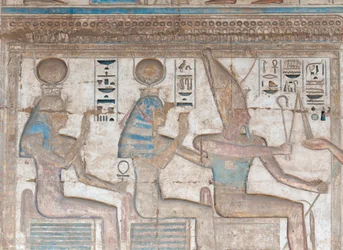 Image en relief peinte sur le mur