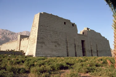 Vue du premier pylône du temple funéraire de Ramsès III (vers 1184-1153 avant J.-C.) Nouvel Empire