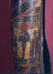 Détail de sarcophage montrant Re-Harakhty avec disque solaire, tenant des sceptres de croix et de fléau, deux fils d