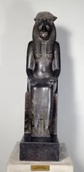 Antiquité égyptienne : la déesse lionne Sekhmet avec la cartouche du roi Sheshonq I. Statue en granit noir. 950-929 av. J.-C. Turin, musée égyptien