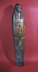 Sarcophage pour une jeune femme nommée Dame de la Maison Djed-montu-iues-ankh, épouse de Pamiu, Troisième Période Intermédiaire, 850-730 av. J.-C. (gesso polychrome)