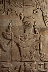 Relief sur un sanctuaire érigé par le pharaon Taharqa dans la cour du temple d