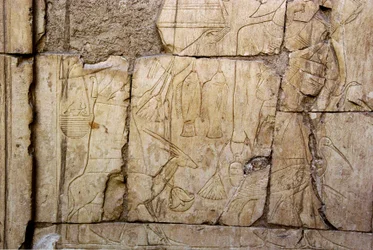 Relief représentant des porteurs d