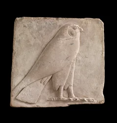 Plaque représentant un faucon, probablement le dieu Horus, XXVIe dynastie ou période saïte, 664-525 av. J.-C. ou plus tard
