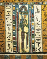 Panneau en bois plâtré et peint représentant la déesse Isis, du sarcophage d