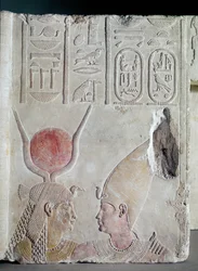 Nectanébo II (360-343 av. J.-C.) embrassé par la déesse Isis, fragment de porte, Basse Époque, vers 358-341 av. J.-C.